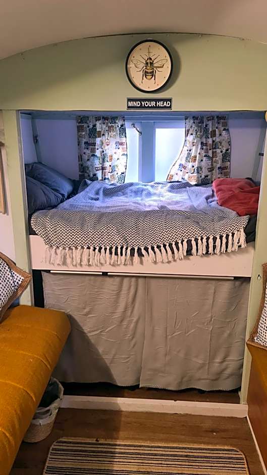 Blue bells Small but quirky & Cozy Shepherd's Hut