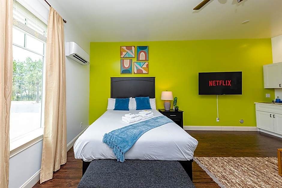 Deluxe Studio 1 Queen Bed — 10 fotoğraftan 1. fotoğraf