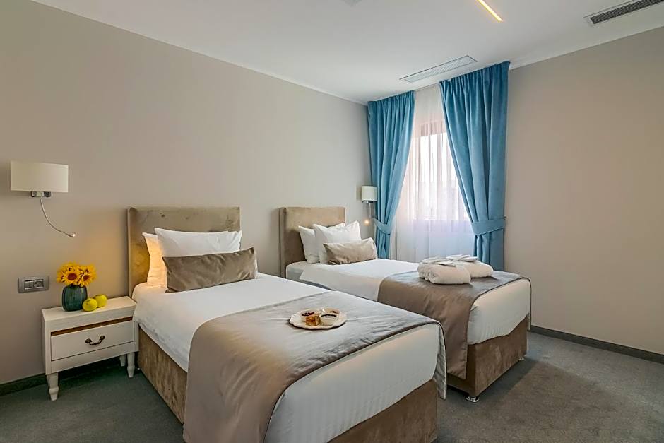 New Era Hotel Old Town - parking with fee nearby - NOT at the hotel !