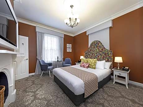 Manor Queen Room
