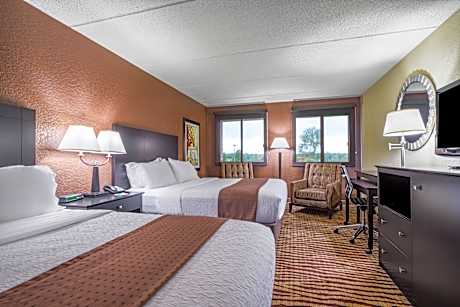 2 Queen Beds Standard Refrigerator