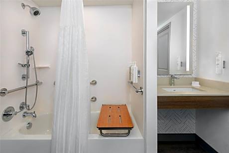 1 King Mobility Accessible W/Bathtub