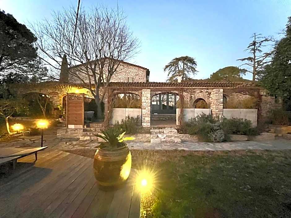 L Amourier chambres charme et confort avec Jacuzzi ou baignoire XXL