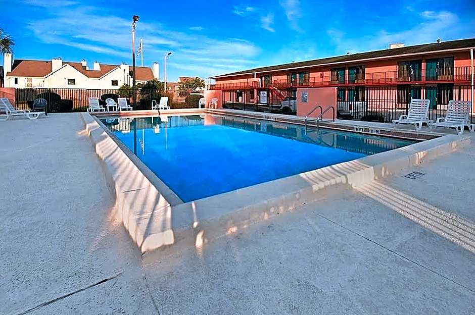 Super 6 Inn & Suites