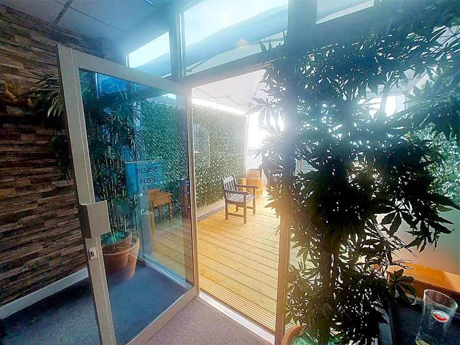 Admiralty Hotel & Restaurant