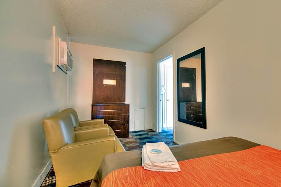 OYO Palm Leaf Motel