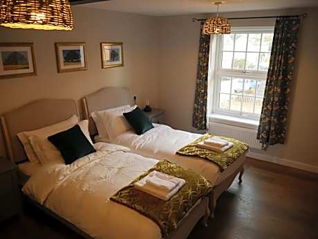 Twin Room with Private Bathroom