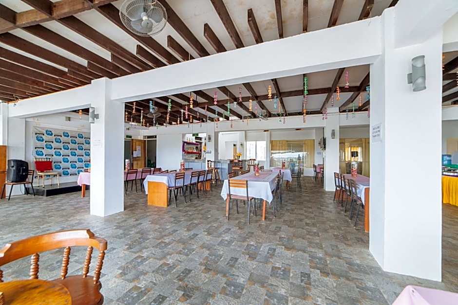 RedDoorz Plus near Gaisano Mall Kalibo - Vaccinated Staff