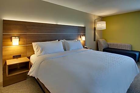 King Room with Roll in Shower - Hearing Accessible/Non-Smoking
