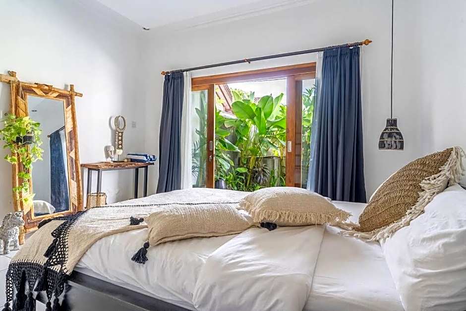 Charming 3 BR villa close Berawa beach