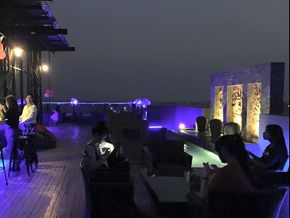 Yeak Loam Hotel