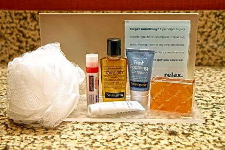 2 Queens Mobility/Hearing Access Tub Suite Ns