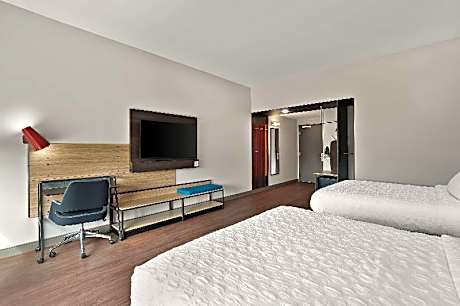 2 Queen Mobility/Hearing Accessible Ri Shower