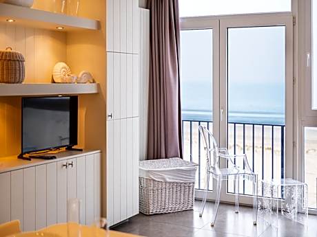 Apartment on the Coast with Beach Access