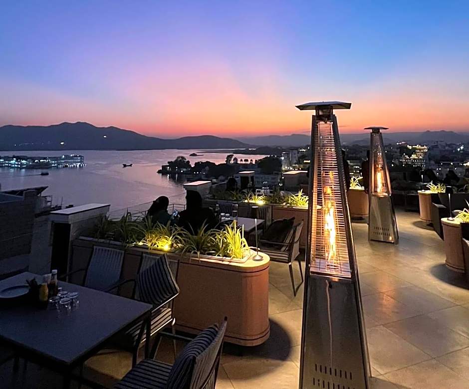 The Red Pier - My Downtown Hotels