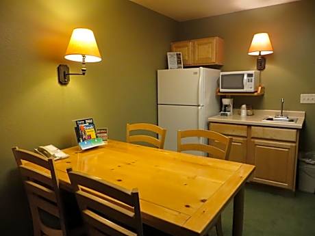 Deluxe Queen Suite