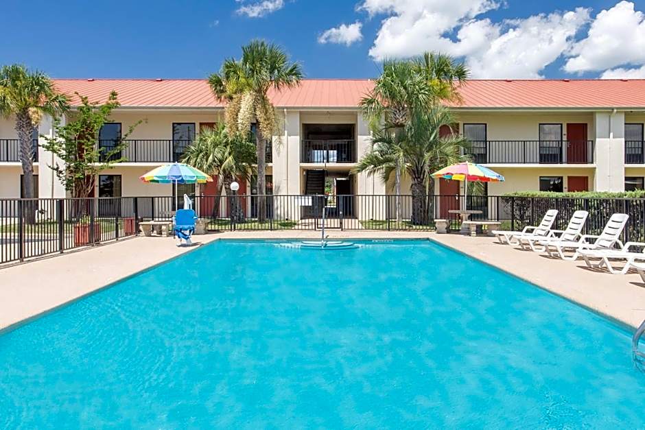 Days Inn & Suites by Wyndham Navarre - near Beaches/Hurlburt