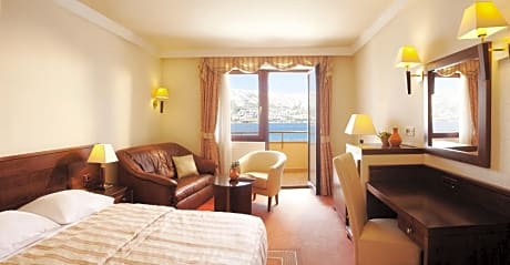 Family Room with Balcony and Sea View