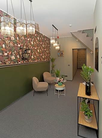 Happy Inn Rooms & Suites