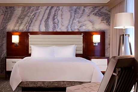 One-Bedroom Luxury King Suite