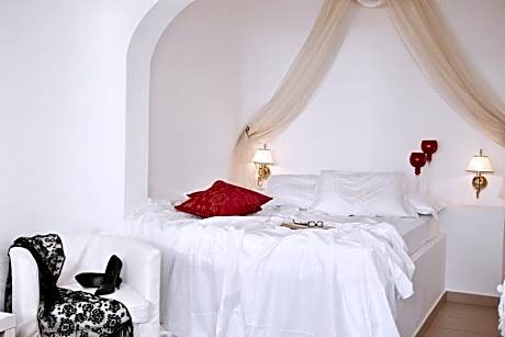 Junior Suite with Hot Tub and Caldera View