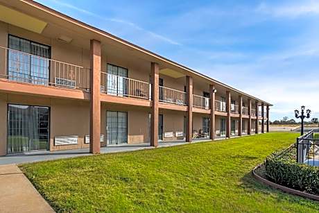 Red Roof Inn & Suites Sulphur Springs