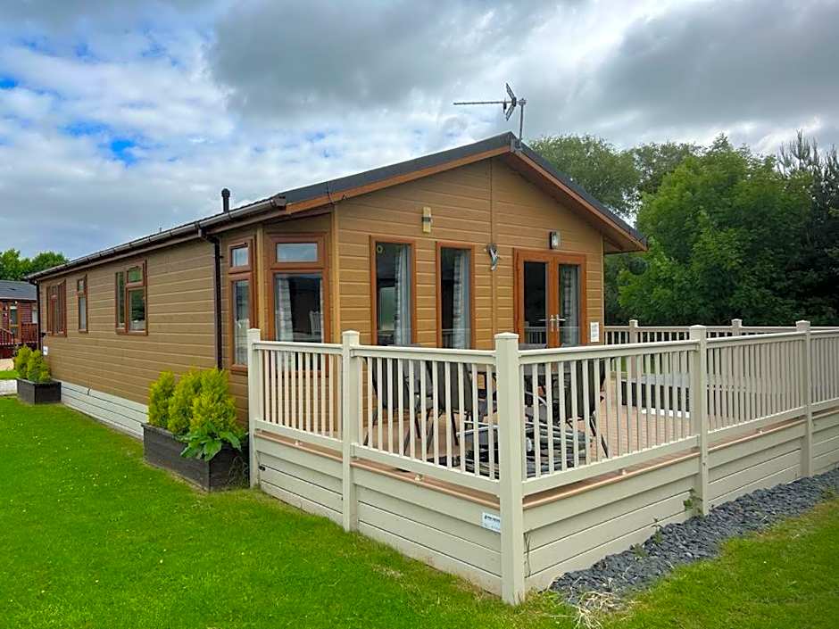 Kingfisher Lodge with Hot Tub