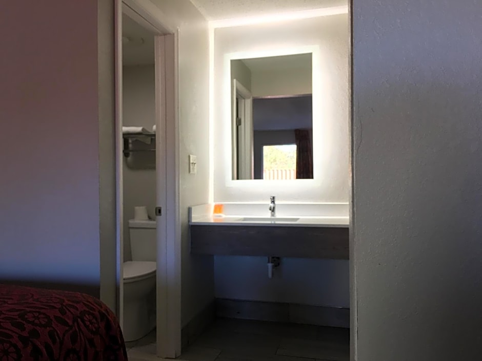 Days Inn & Suites by Wyndham Charleston Airport West