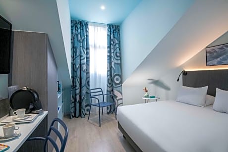 1 Queen Bed Non-Smoking Comfort Room Attic Room