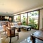 Elegant 5 Bedrooms private luxury villa in Canggu