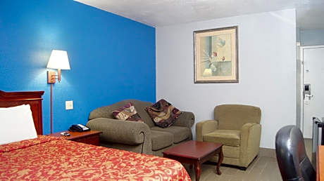 Holiday Lodge & Suites