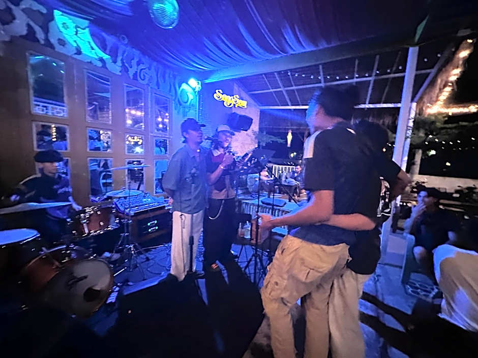 Hostel and Music Bar Bros