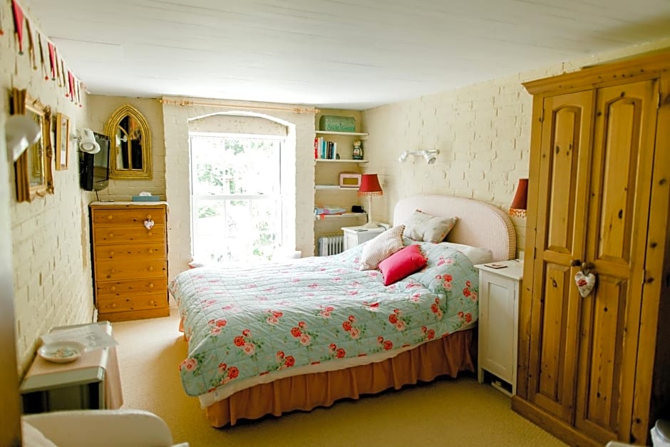 Cosy Cottage ground floor bedroom ensuite with private entrance