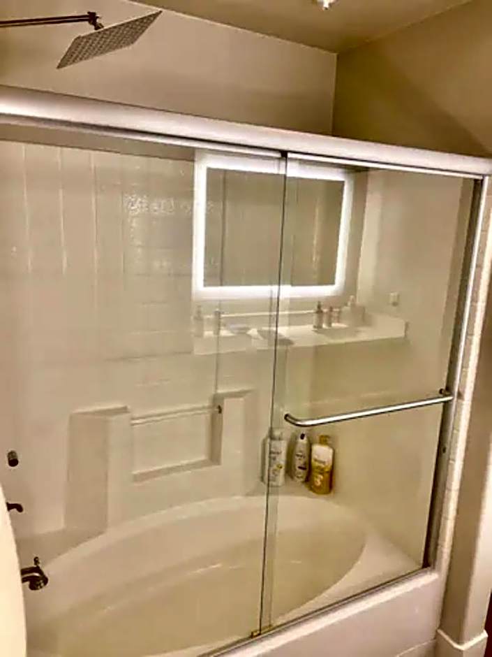 Penthouse One Bedroom Garden View Condo by UCLA