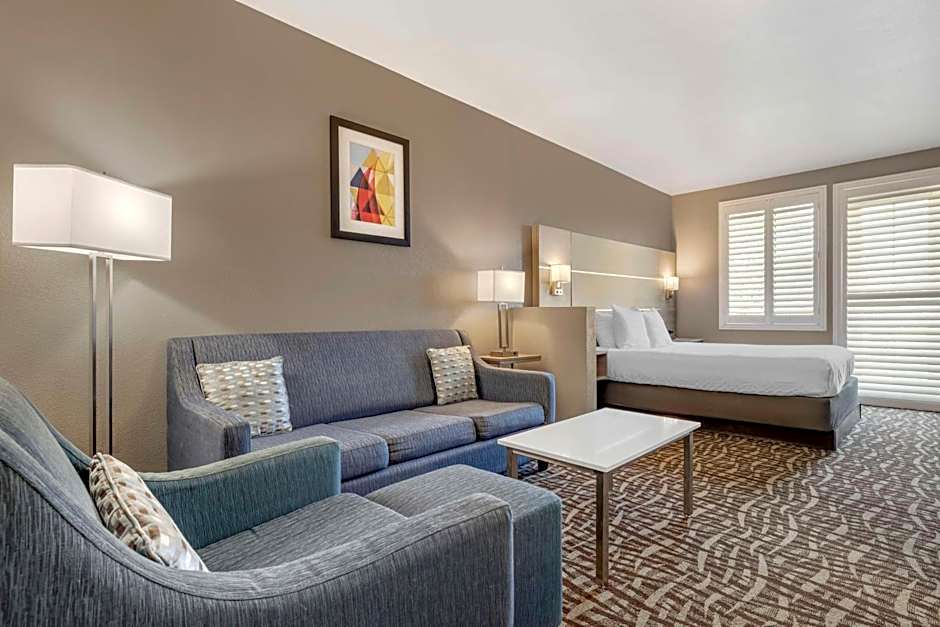 Best Western Plus Lake Elsinore Inn & Suites