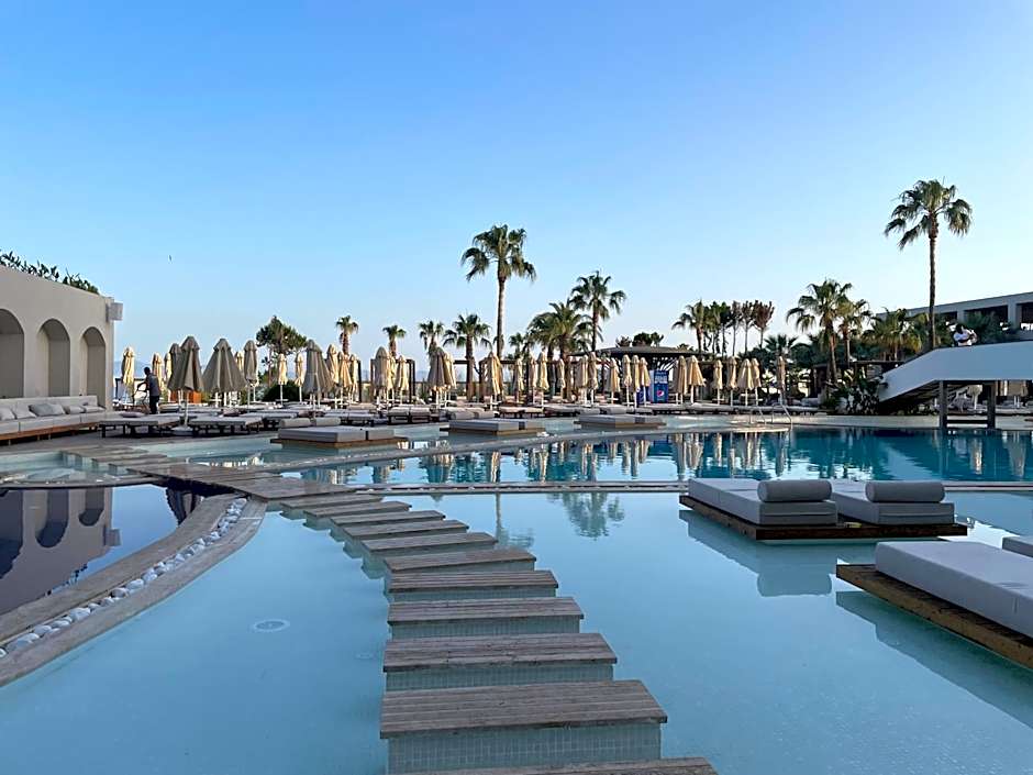 LAUR HOTELS Experience & Elegance