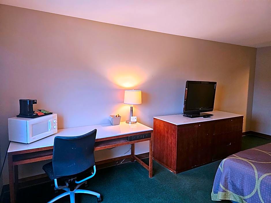 Super 8 by Wyndham Ava