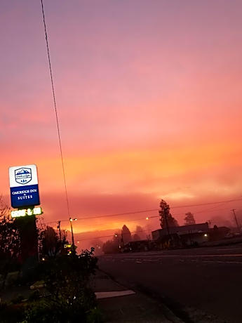 Oakridge Inn & Suites