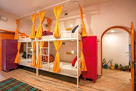 Bed in 10 Bed Mixed A/C Dormitory Room with Shared Bathroom