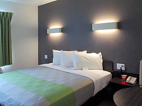 1 King Bed | Non-Smoking, Kitchen