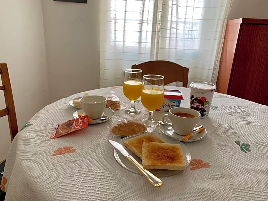 Habitación con desayuno - Room with breakfast