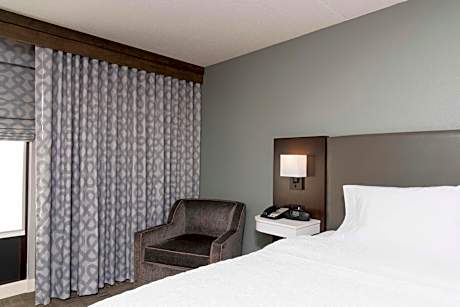 King Room with Accessible Tub - Mobility and Hearing Access/Non-Smoking