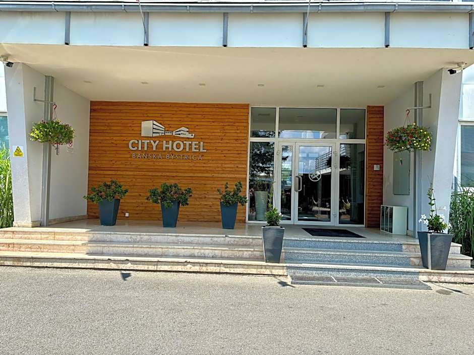City Hotel B&B, reception 24 7, 800m od-from R1, free parking