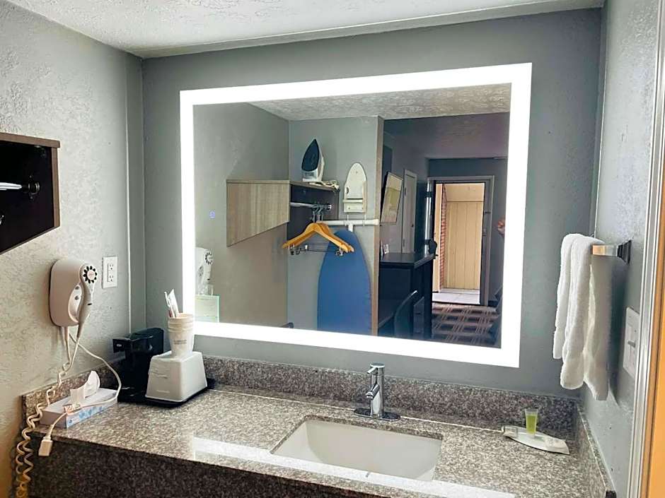 Travelodge by Wyndham Sellersburg / Louisville North