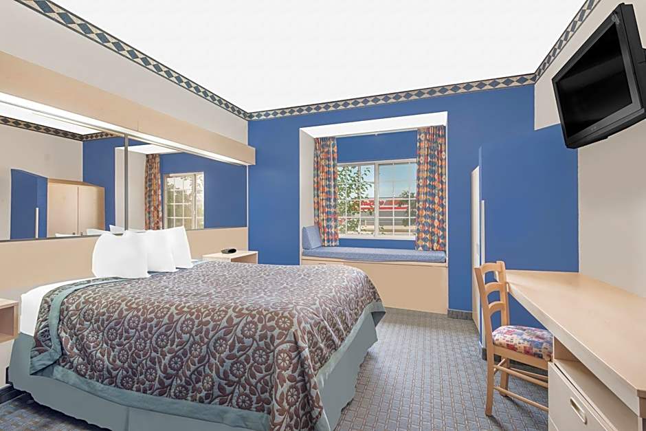 Days Inn & Suites by Wyndham Hutchinson