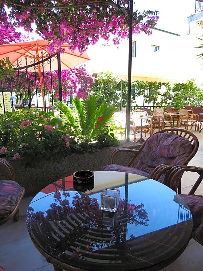 Harrys bar & apartments