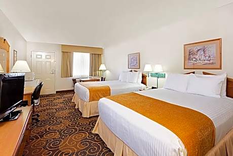 2 Queen Beds Smoking