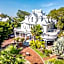 Classic Queen - Curry Mansion with Heated Pool