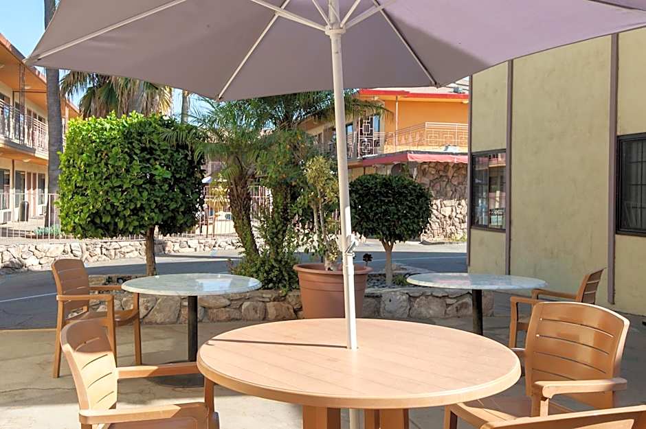 Studio City Court Yard Hotel