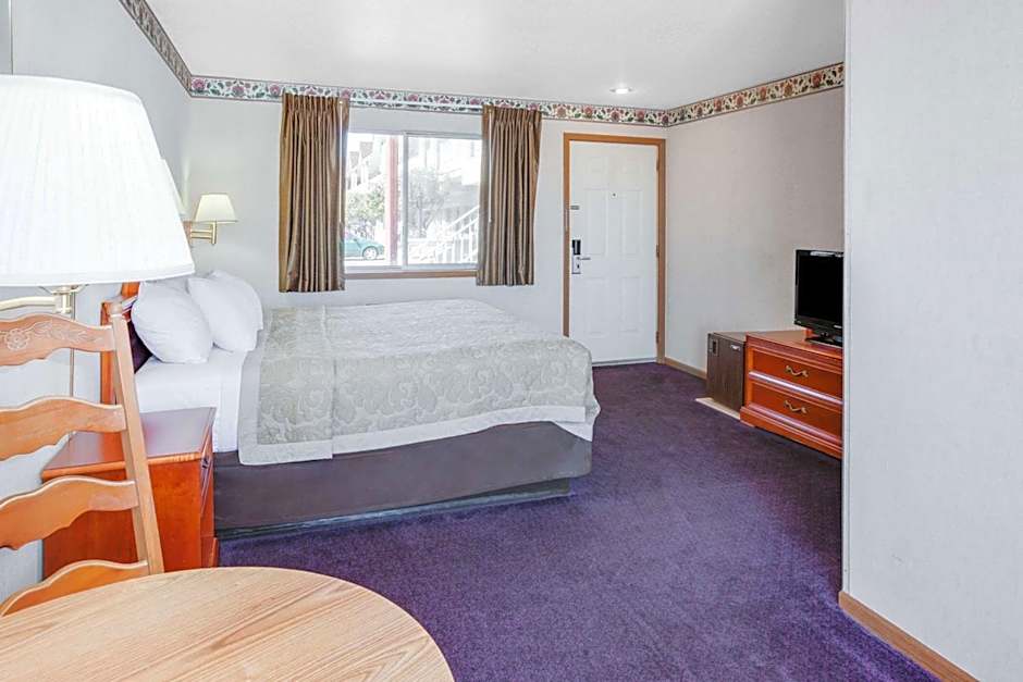 Super 8 by Wyndham Mackinaw City/Beachfront Area